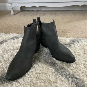 V-cut gray Express short booties - size 9.